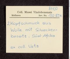 Etikett zu Kopfschmuck aus Wolle mit Schneckenbesatz (NHMW-ZOO-MO-0081100-ETH-132)